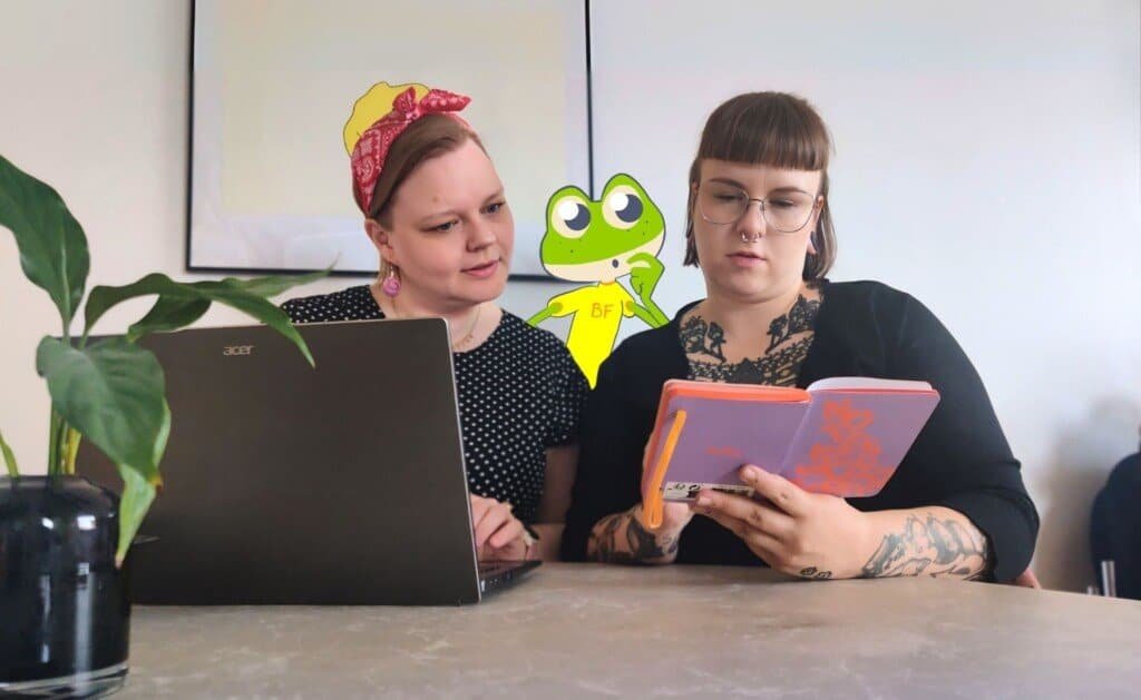 Katriina, Bruno ja Siru tutkivat mietteliään näköisinä Sirun käsissä olevaa muistikirjaa.
